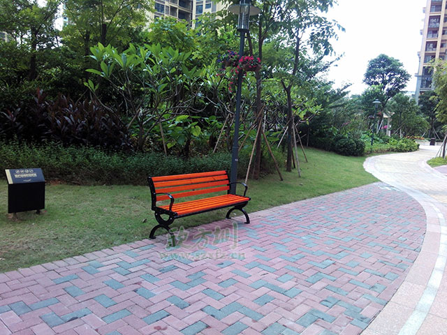  欣方圳垃圾桶廠家這里有您所需的各類垃圾桶產(chǎn)品和園林椅休閑椅，您只需要關(guān)注一下您身邊的市場(chǎng)或者來欣方圳官網(wǎng)瞧一瞧。您可以在欣方圳官網(wǎng)的案例里面，看到全國各地區(qū)的用戶案例及各種類型的用戶選擇。這不，深圳觀瀾的一位客戶又一次來我司欣方圳科技有限公司購買了一批鑄鐵有靠背園林椅。       欣方圳的這批P27鑄鐵有靠背園林椅椅腳模具使用電腦雕刻，比一般廠家人工模具鑄鐵椅腳表面更光滑平整。耐壓性極強(qiáng)，同時(shí)具備很強(qiáng)的耐熱、耐磨、耐蝕、耐低溫的特性，鑄鐵有靠背園林椅，生產(chǎn)周期較短，給人以粗獷、莊重、穩(wěn)重的感覺，是戶外市政公共設(shè)施必選產(chǎn)品。    而且為了防止椅條在受力情況下往下變形，我們欣方圳的每一款休閑椅都在在椅條的下面加了兩條L30*3的熱鍍鋅角鋼加強(qiáng)支撐，加強(qiáng)椅條的支撐能力，有效的將承載力傳遞到椅腿上，防止椅條變形，加強(qiáng)休閑椅的抗沖擊能力，提高鑄鐵有靠背園林椅的壽命。