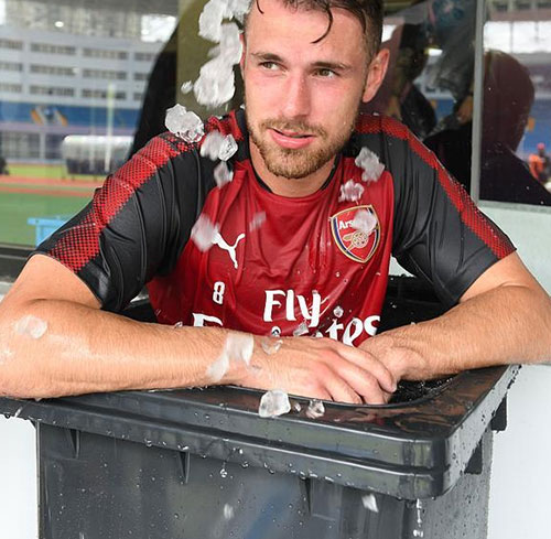 感受中國溫度！阿森納眾將集體鉆進垃圾桶