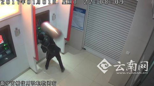 取款不成功，竟用垃圾桶出氣